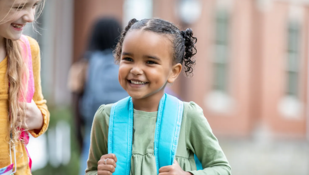 엄마와 딸이 다정하게 대화하는 모습