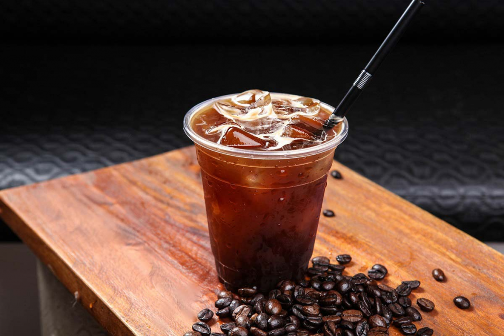 디카페인 커피 원두와 커피잔 이미지