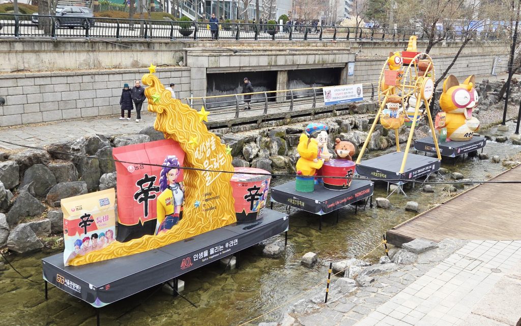 청계천 위에 떠 있는 농심 신라면 테마 등불과 서울빛초롱축제 전경